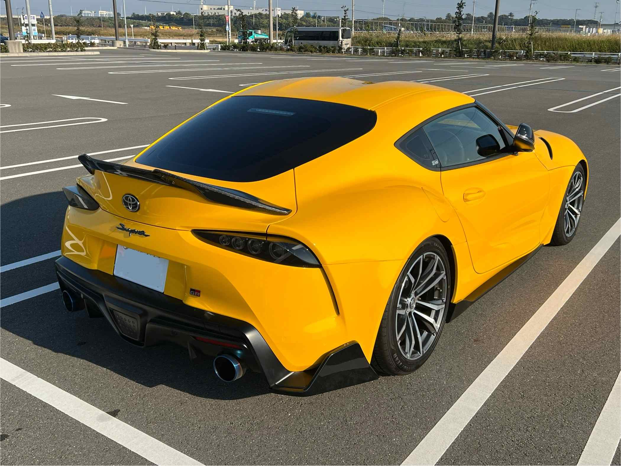 Toyota GR Supra ライトニングイエロー カーラッピング 完成 右リア 全体